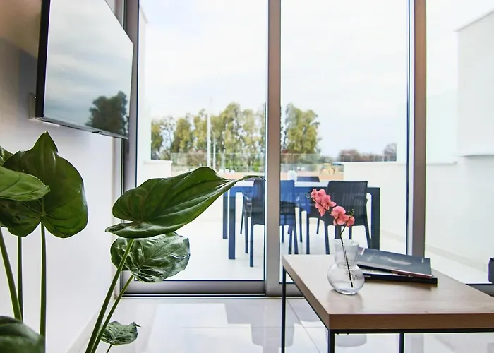 Phaedrus Living - Seaside Luxury Flat Harbour 110 Апартаменты Пафос